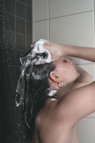haarwuchsmittel test frauen wäscht sich haare mit shampoo