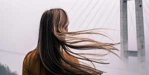 Frau mit langem Haar 