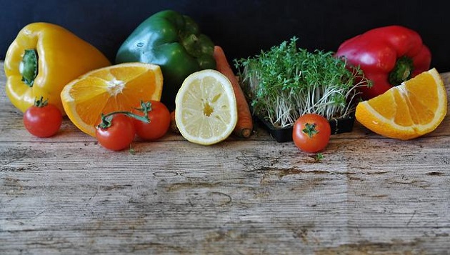 ausgewogene Ernährung bei Haarausfall durch Naehrstoffmangel