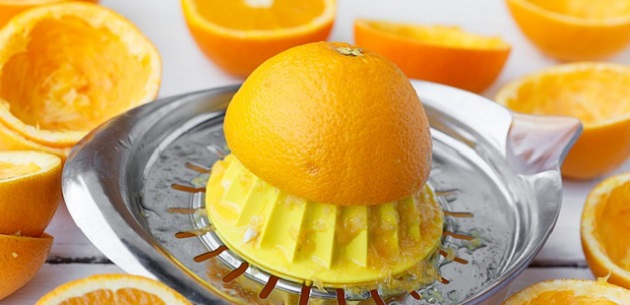 Orangensaft mit eisenhaltigen Lebensmitteln kombinieren bei Haarausfall durch Naehrstoffmangel